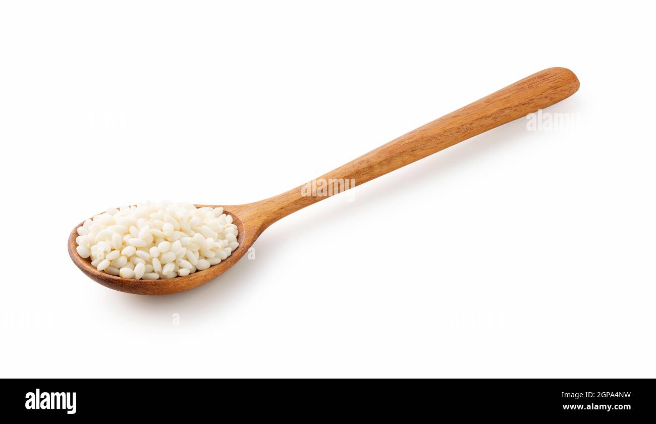 Japanischer klebrigem Reis und Holzlöffel auf weißem Hintergrund Stockfoto