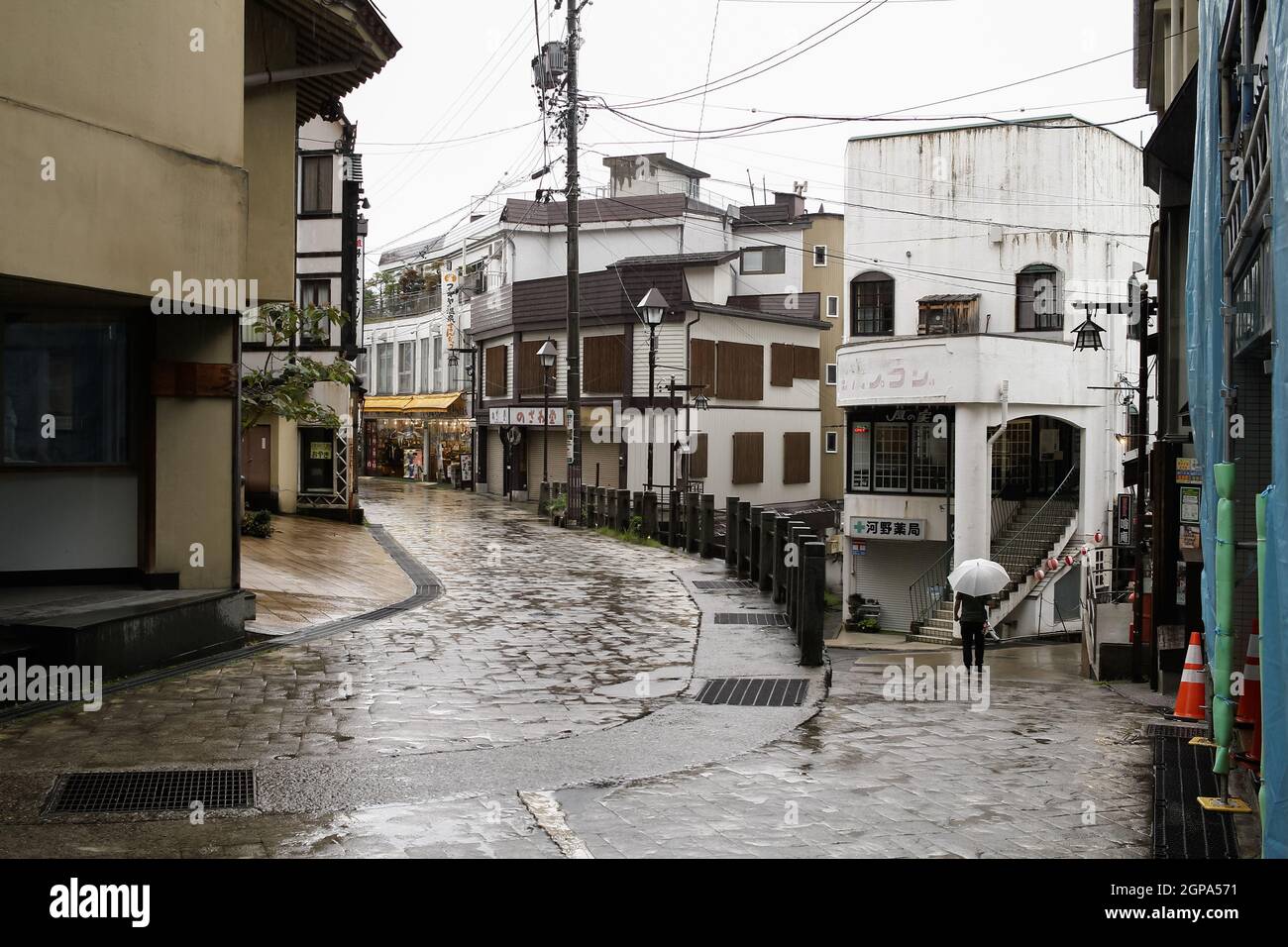 Nozawa onsen, Nagano, Japan, 2021-26-09 , Straßen in Nozawaonsen an einem regnerischen Tag. Stockfoto