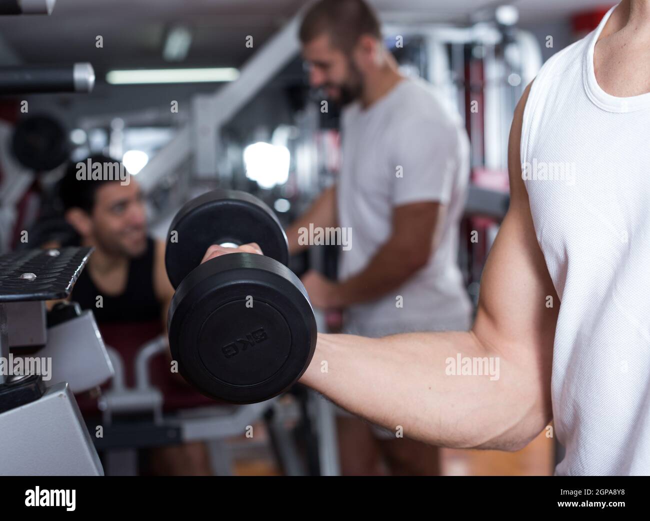 Nahaufnahme des männlichen Arms mit Hanteln Stockfoto