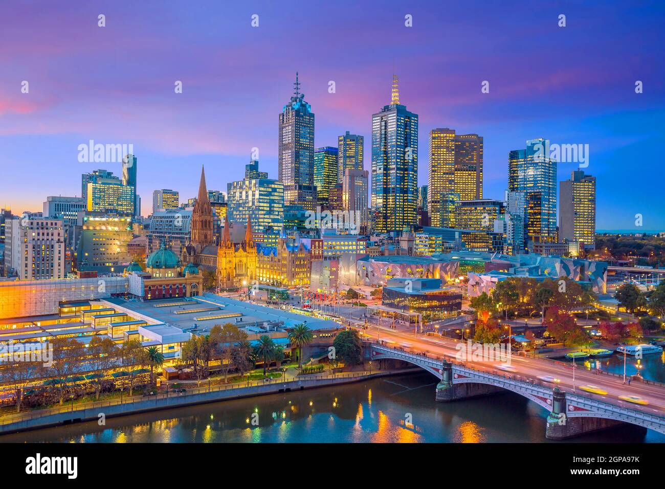 Skyline von Melbourne bei Dämmerung in Australien Stockfoto