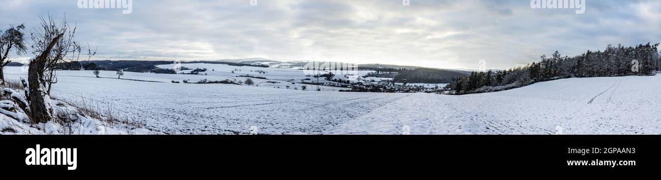 Panorama aus deutscher Landschaft im Winter Stockfoto