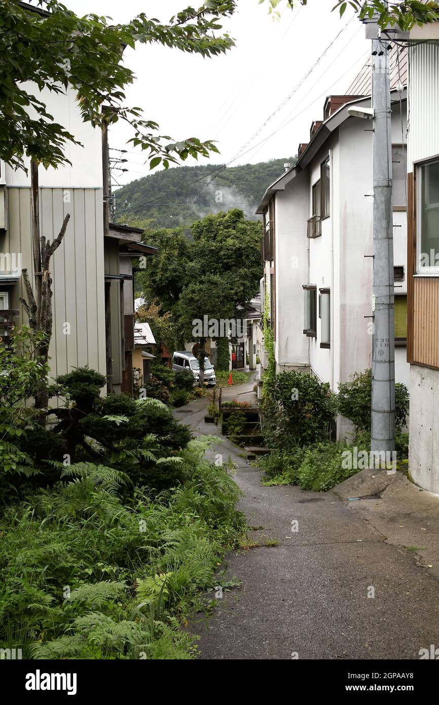 Nozawa onsen, Nagano, Japan, 2021-26-09 , Straßen in Nozawaonsen an einem regnerischen Tag. Stockfoto