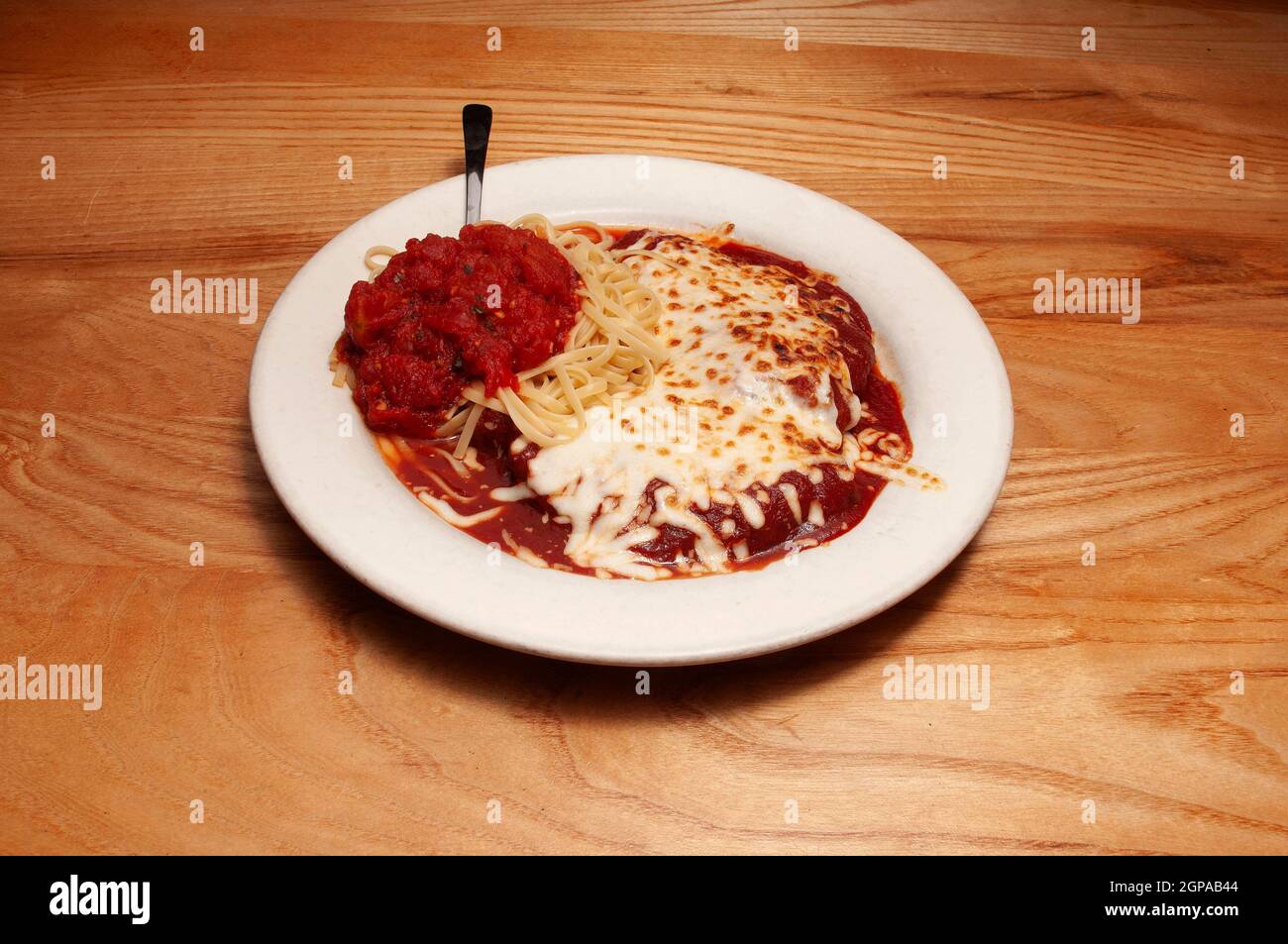 Authentische italienische Küche, bekannt als Chicken Parmesan Stockfoto