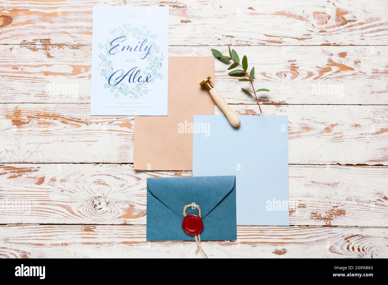 Karten mit Text EMILY & ALEX, Umschlag und Stempel auf weißem Holzhintergrund Stockfoto