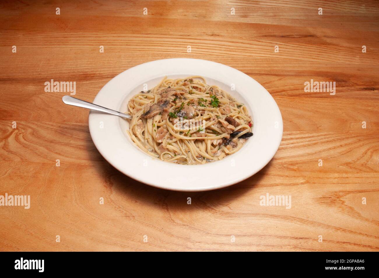 Italienische Küche, bekannt als Linguine mit weißer Muschel-Sauce Stockfoto