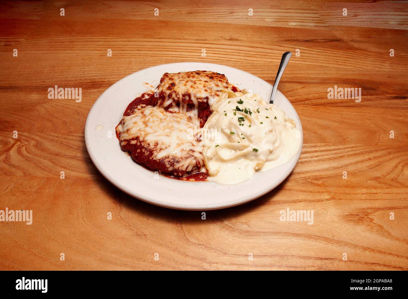 Italienische Küche bekannt als Lasagne Huhn Parmesan und Huhn alfredo Stockfoto