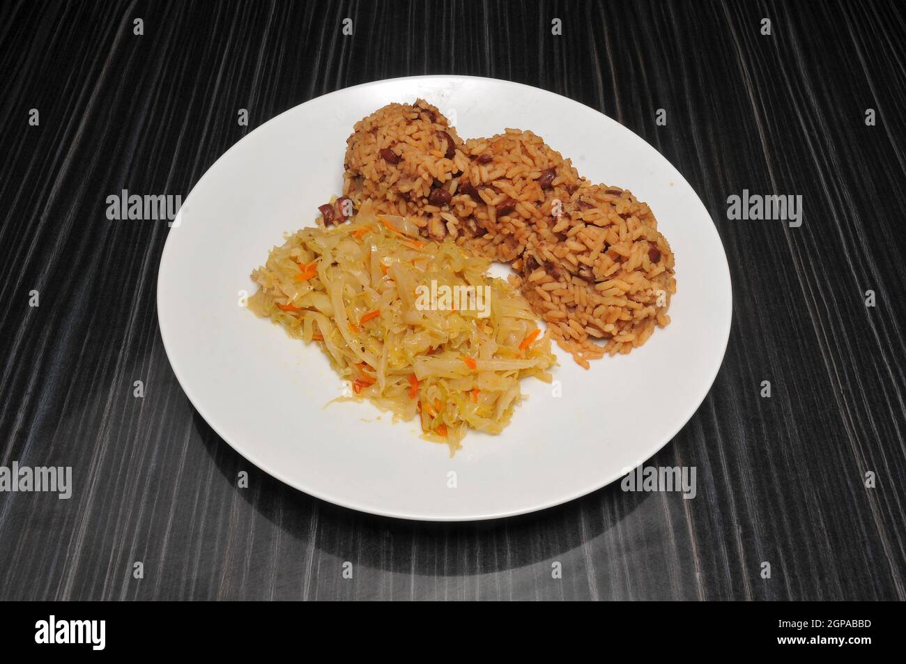 Köstliche karibische Küche bekannt als rote Bohnen und Reis Stockfoto