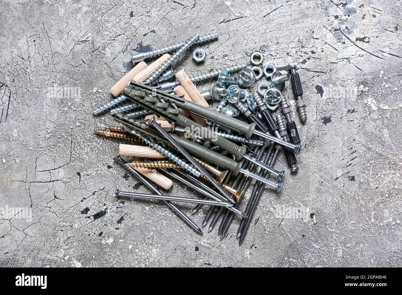 Stapel von verschiedenen Muttern, Schrauben, Schrauben, Nägeln und Dübel  auf grunge Hintergrund Stockfotografie - Alamy