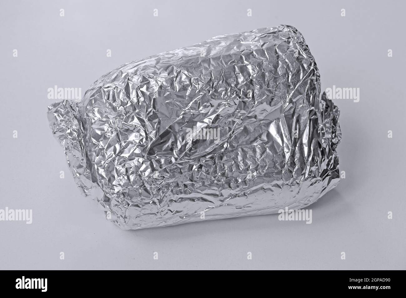 Sandwich verpackt in silberner Aluminiumfolie isoliert auf weiß Hintergrund Stockfoto