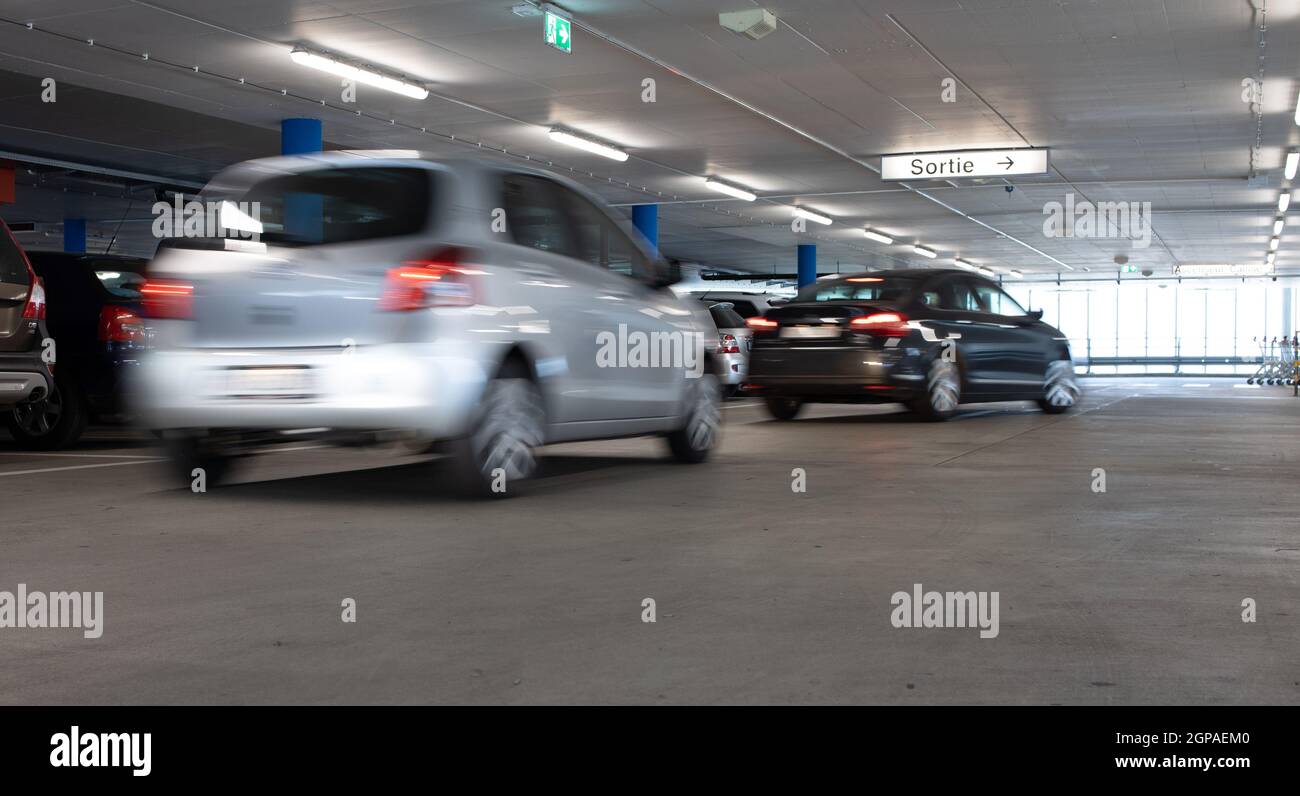 Parkplätze in der Tiefgarage. Autos in der Garage, ohne Leute geparkt. Viele Autos in der Garage. Tiefgarage mit Autos (Farbe getonte Bild) Stockfoto