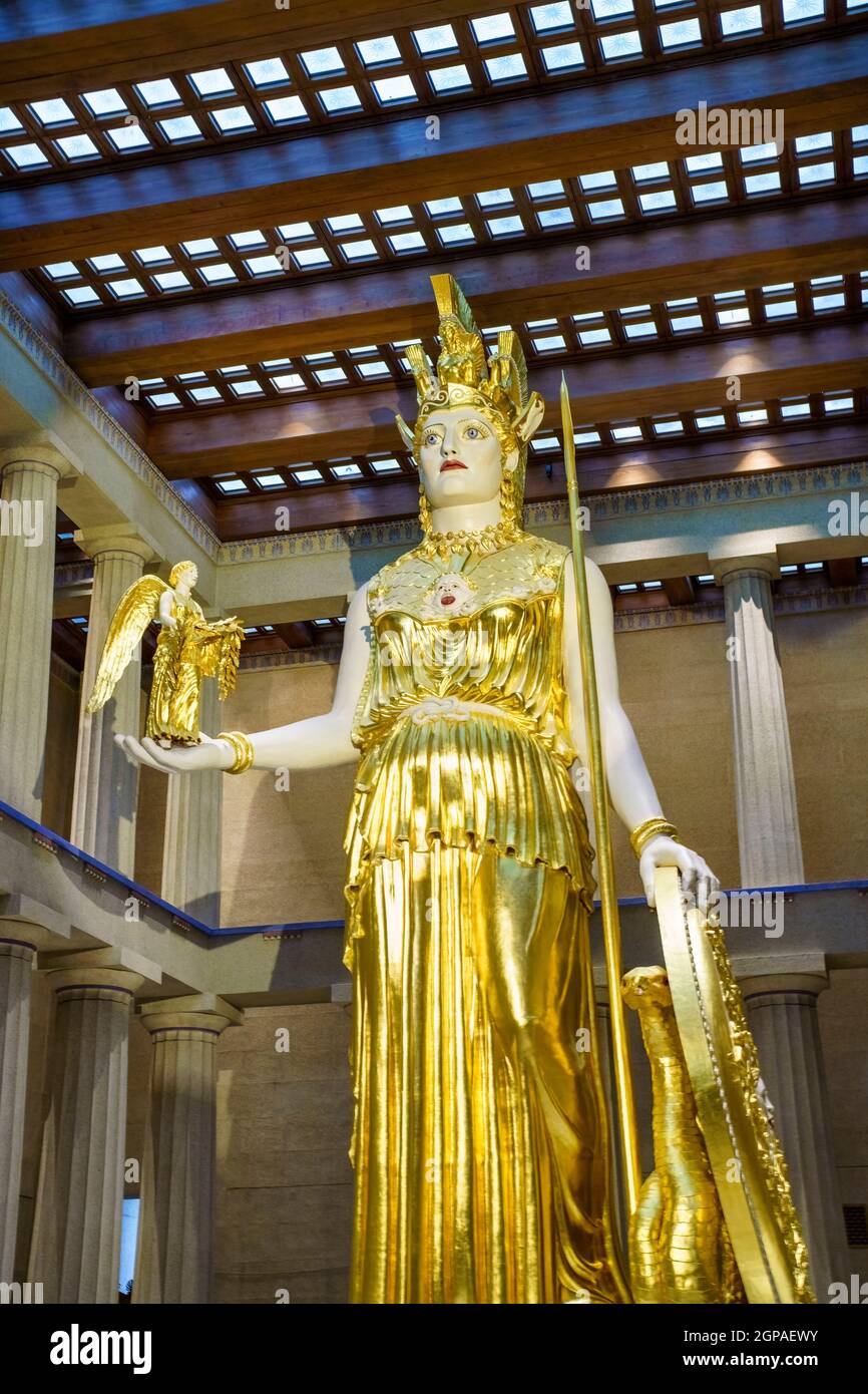 Die 42 Meter hohe Statue der Göttin Athene im Parthenon im Centennial Park von Nashville. Stockfoto