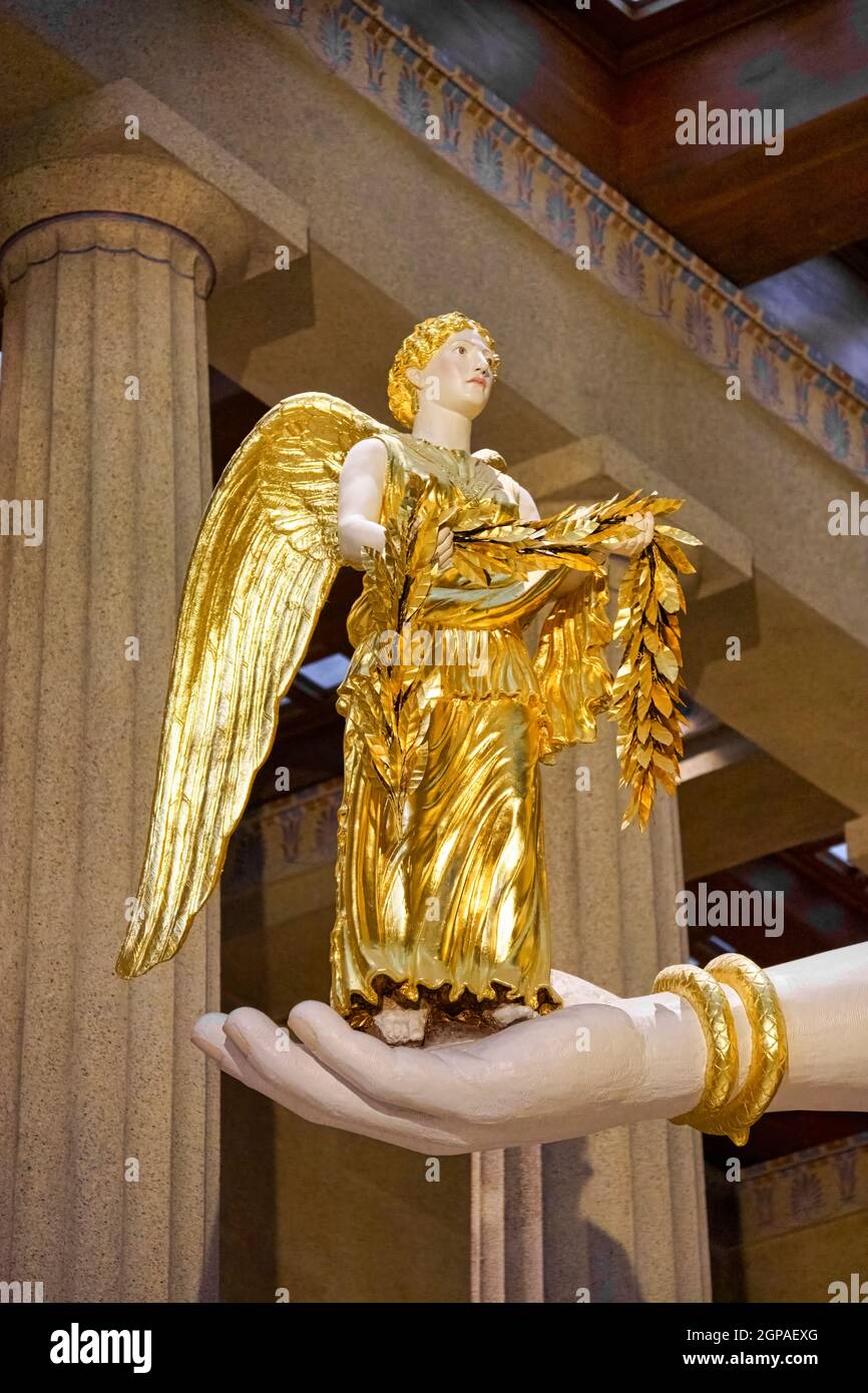 Blick auf die Hand der Statue der Göttin Athene mit Nike im Parthenon im  Centennial Park in Nashville Stockfotografie - Alamy