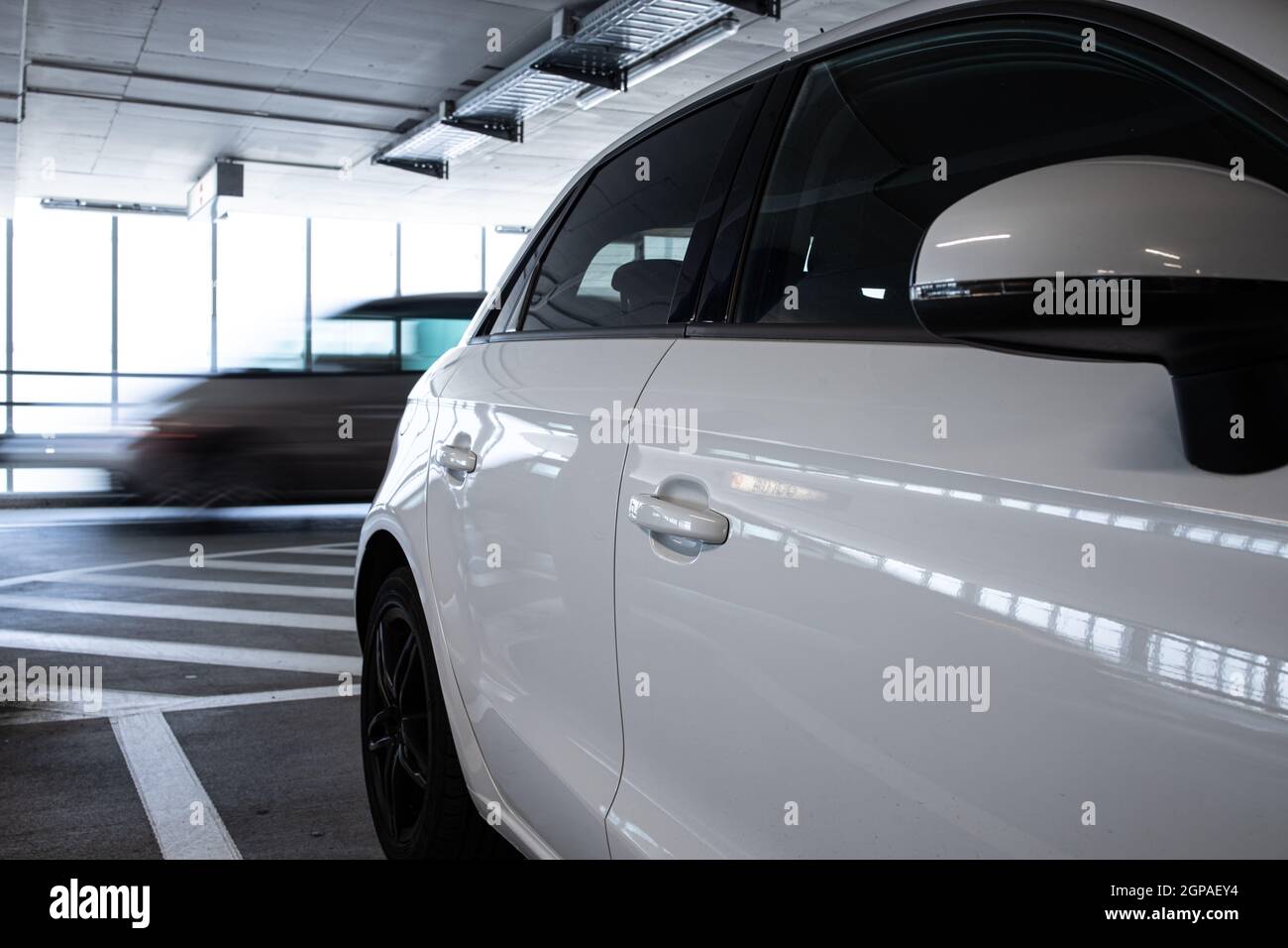 Parkplätze in der Tiefgarage. Autos in der Garage, ohne Leute geparkt. Viele Autos in der Garage. Tiefgarage mit Autos (Farbe getonte Bild) Stockfoto