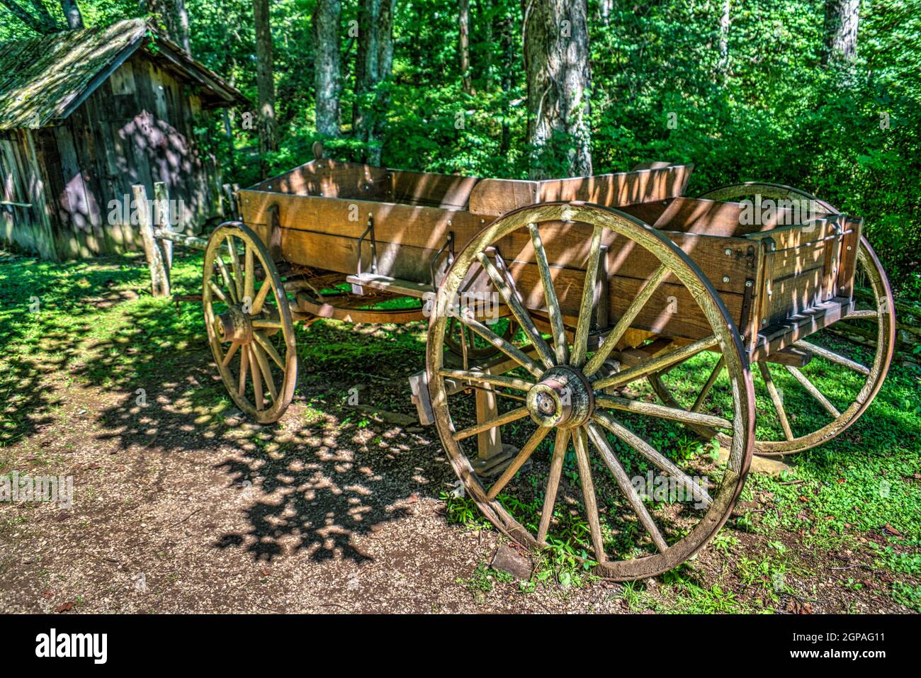 Alter hölzerner Bauernwagen vor dem Blacksmith Shop in der Mabry Mill auf dem Blue Ridge Parkway in Virginia. Stockfoto