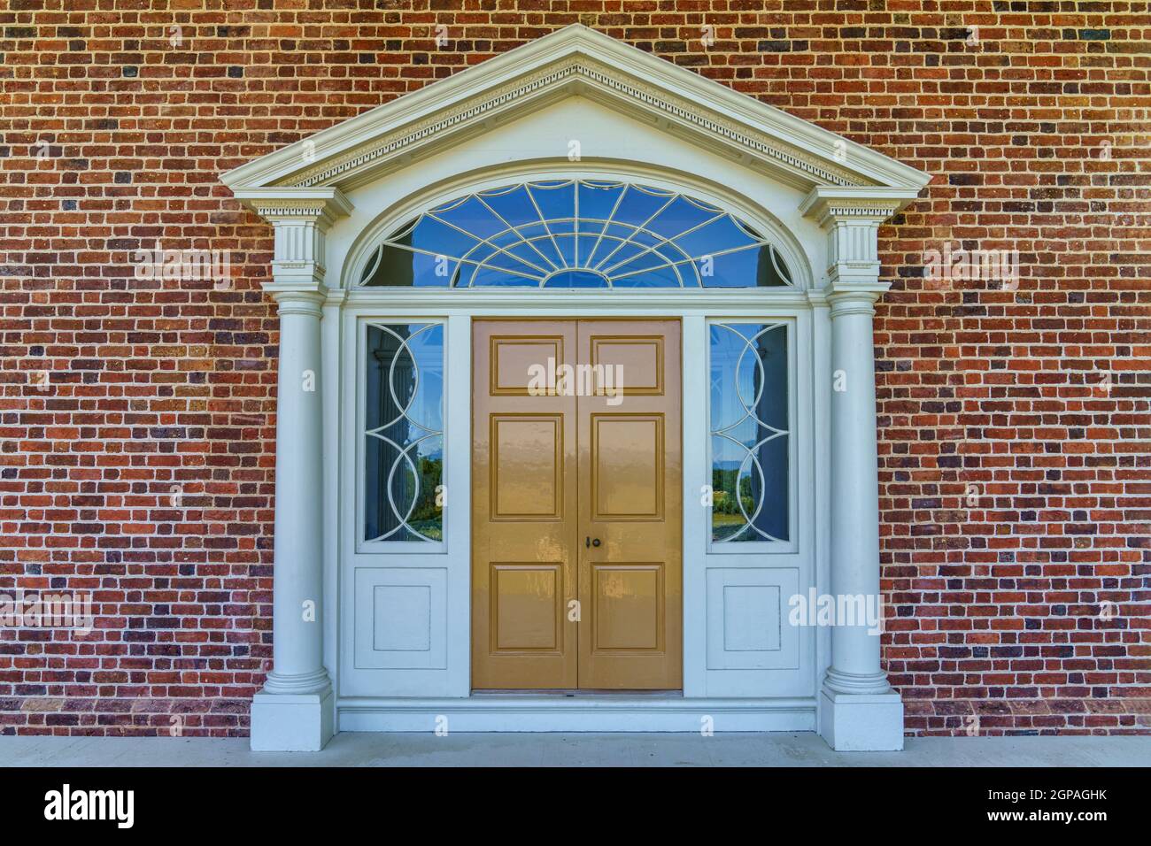 Der aufwendige zweifarbige Eingang zum Haus und der Plantage von Montpelier, James und Dolly Madisons aus dem 18. Jahrhundert in Virginia. (Ohne Fensterschilder) Stockfoto