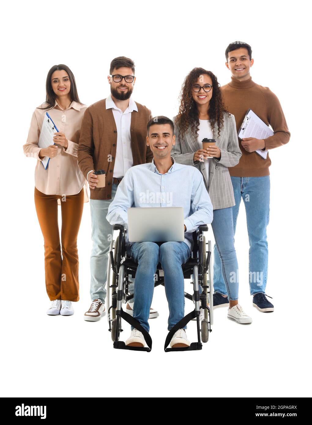 Mann im Rollstuhl mit seinen Kollegen auf weißem Hintergrund Stockfoto