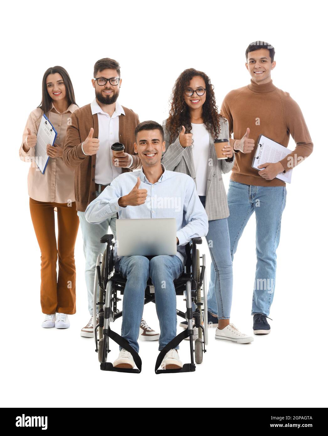 Mann im Rollstuhl mit seinen Kollegen auf weißem Hintergrund Stockfoto