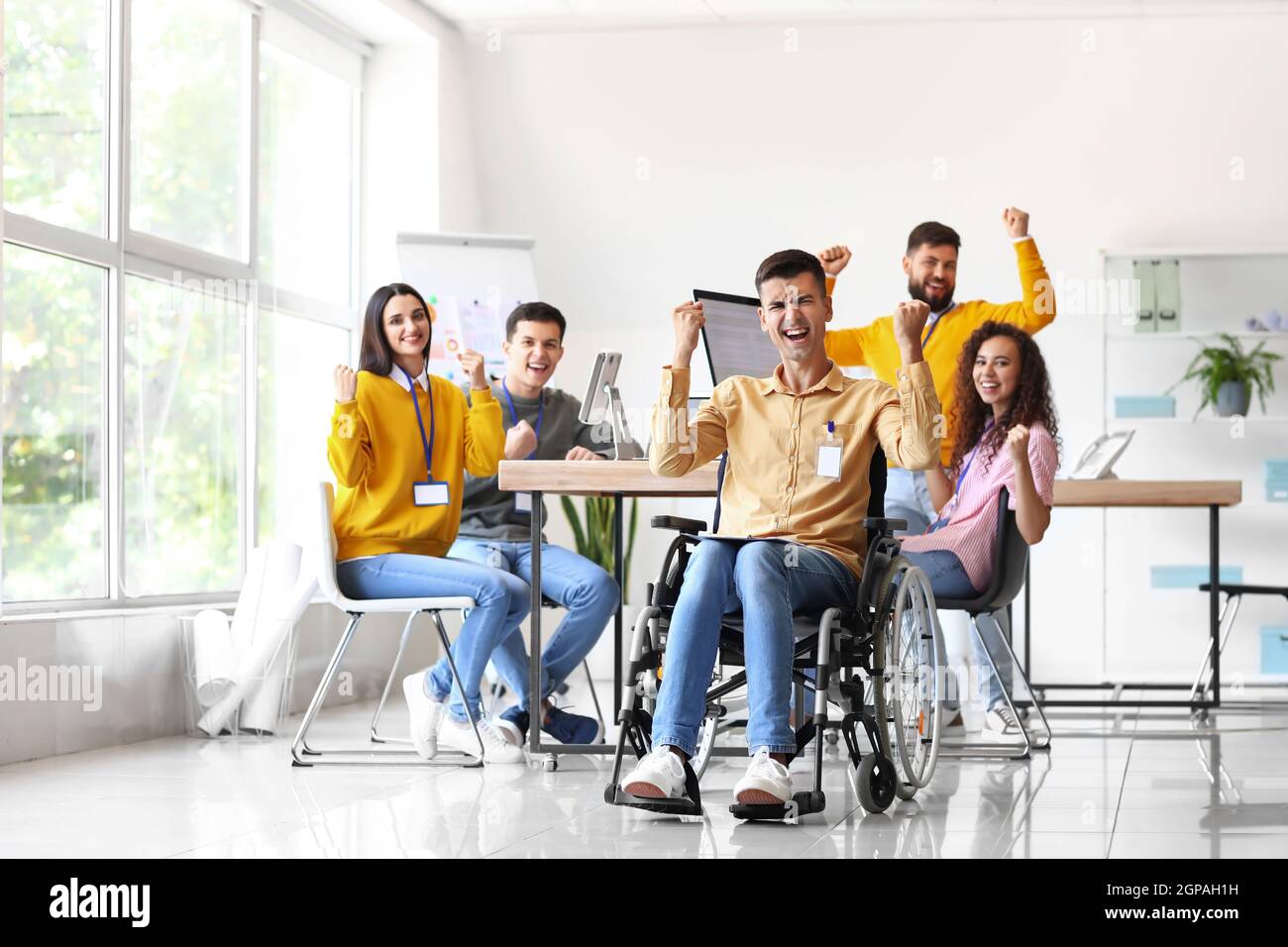 Glückliche junge Geschäftsleute, die im Büro arbeiten Stockfoto