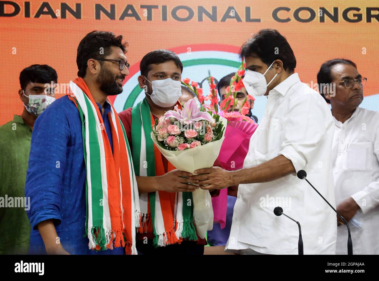 Kanhaiya Kumar, ein indischer Politiker, der gesehen wurde, erhielt auf einer Pressekonferenz Blumen von K. C. Venugopal, Mitglied der Rajya sabha.Kanhaiya Kumar, ehemaliger Gewerkschaftsvorsitzender der JNU (Jawaharlal Nehru University) und Vorsitzender der Kommunistischen Partei Indiens (CPI), und Jignesh Mevani treten der Partei des indischen Nationalkongresses im Hauptquartier der Kongresspartei bei. Jignesh Mevani ist ein unabhängiges MLA (Mitglied der gesetzgebenden Versammlung) aus Gujrat (Wahlkreis Vadgam). Kanhaiya und Jignesh erheben Stimmen gegen die Zentralregierung von Narendra Modi, Premierminister. Stockfoto