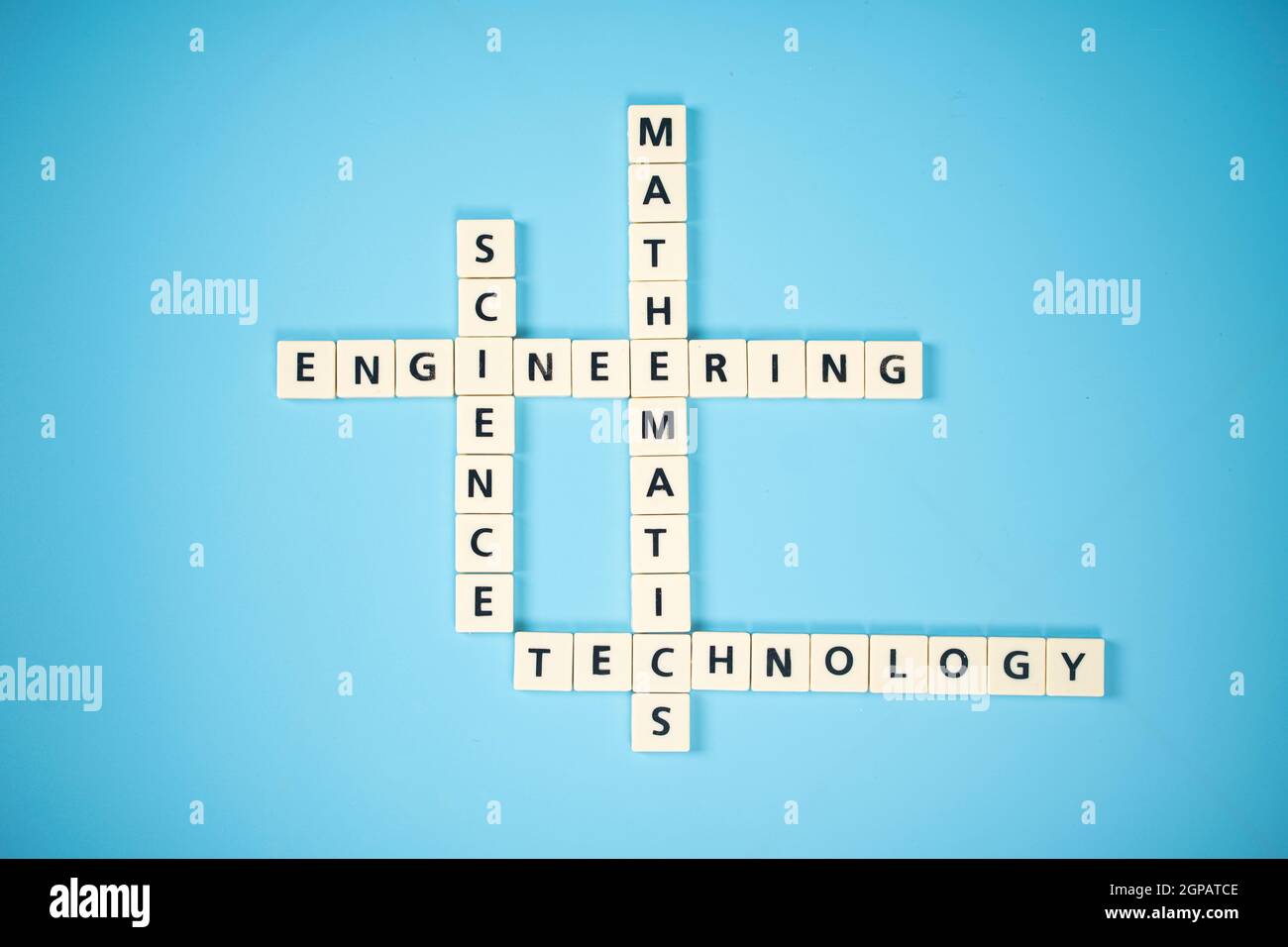 Kreuzworträtsel mit STEM, Akronym für Wissenschaft, Technik, Mathematik. Bildungskonzept Stockfoto