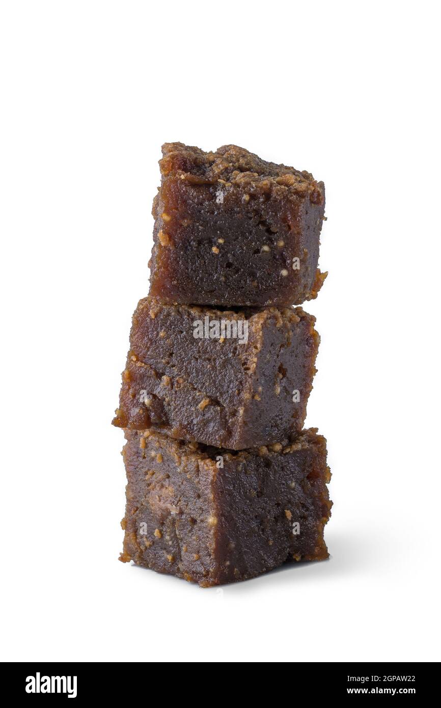 Dodol isoliert auf weißem Hintergrund, auch kalu Dodol genannt, sri lanka dunkle süße Süßigkeiten, hergestellt aus Kokosmilch, Jaggery und Reismehl Stockfoto