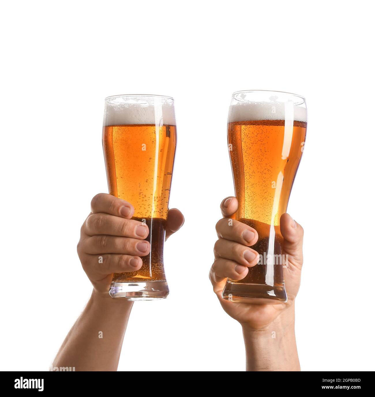 Hände mit Gläsern Bier auf weißem Hintergrund Stockfoto