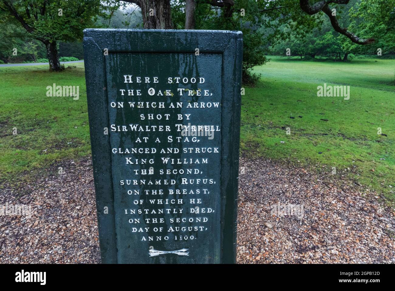 England, Hampshire, The New Forest, Minstead, Rufus Stone, Der Ort, an dem Wilhelm II. Versehentlich durch einen Pfeil von Sir Walter Tyrrell getötet wurde Stockfoto