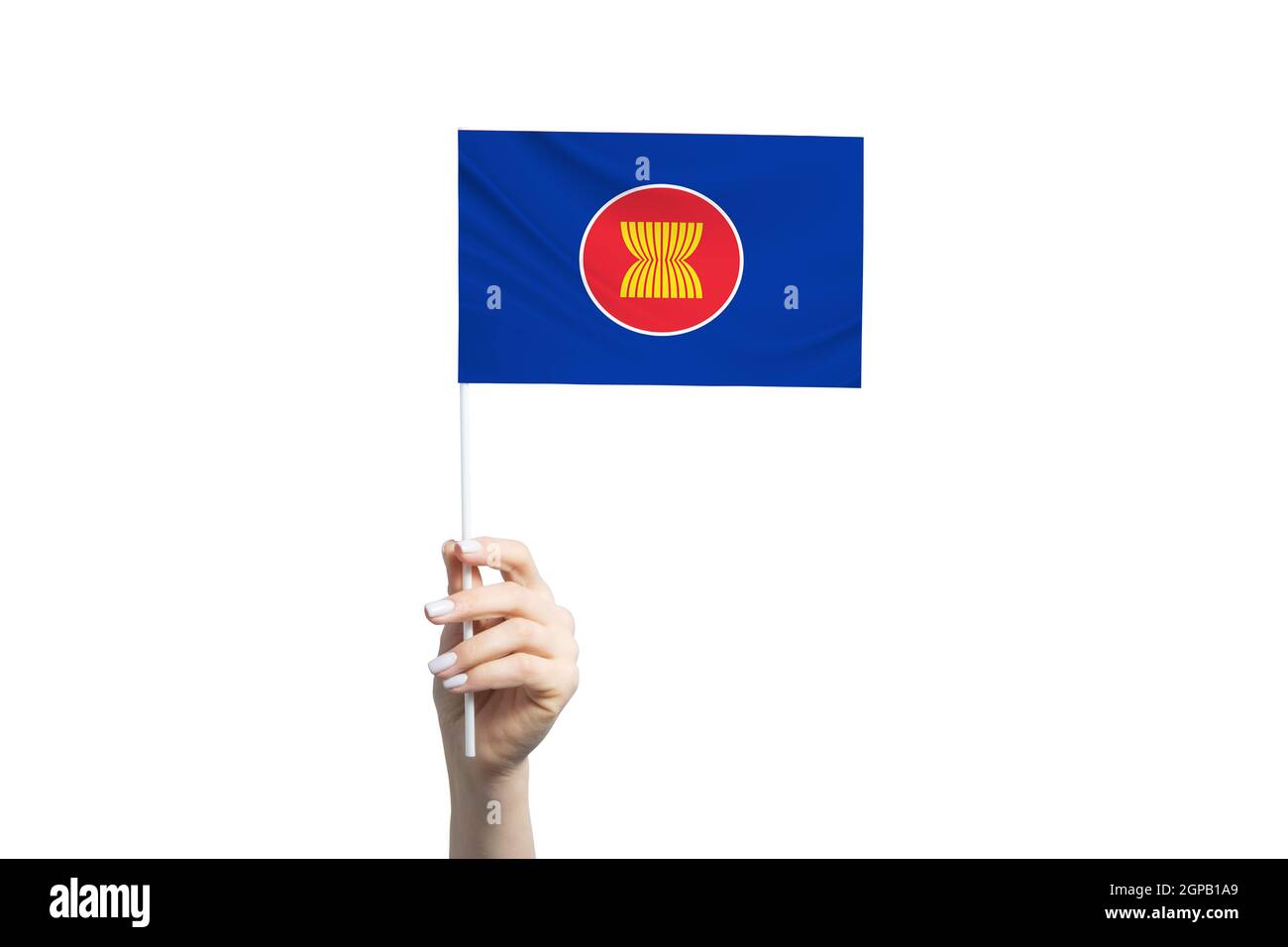 Schöne weibliche Hand Holding Association of Southeast Asian Nations Flagge, isoliert auf weißem Hintergrund. Stockfoto