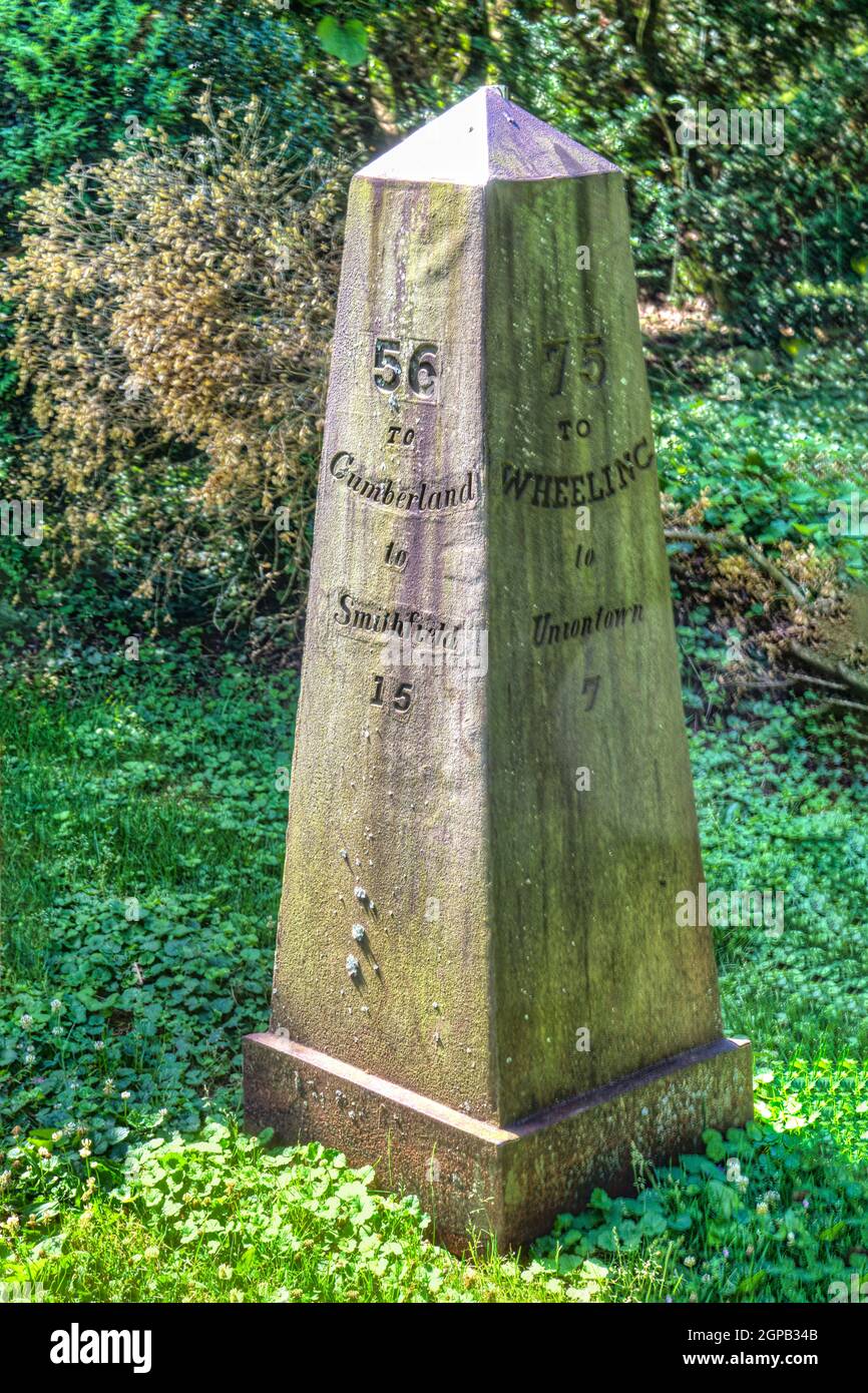 Gießen einer Streckenmarkierung auf dem Highway 40, der ersten staatlich unterstützten Interstate-Straße, bei James Monroes Haus und Plantage in Charlot in Highland Stockfoto