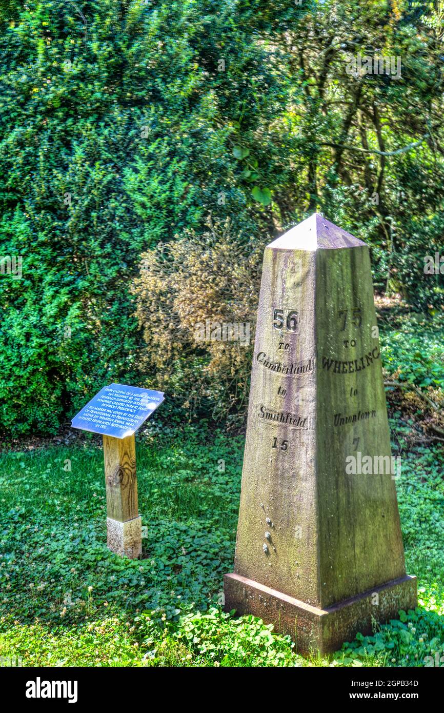 Gießen einer Streckenmarkierung auf dem Highway 40, der ersten staatlich unterstützten Interstate-Straße, bei James Monroes Haus und Plantage in Charlot in Highland Stockfoto