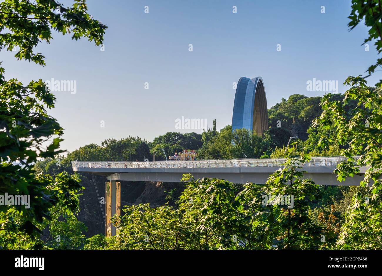 Kiew, Ukraine 07,11.2020. Bogen der Völkerfreundschaft in Kiew, Ukraine, an einem sonnigen Sommermorgen Stockfoto