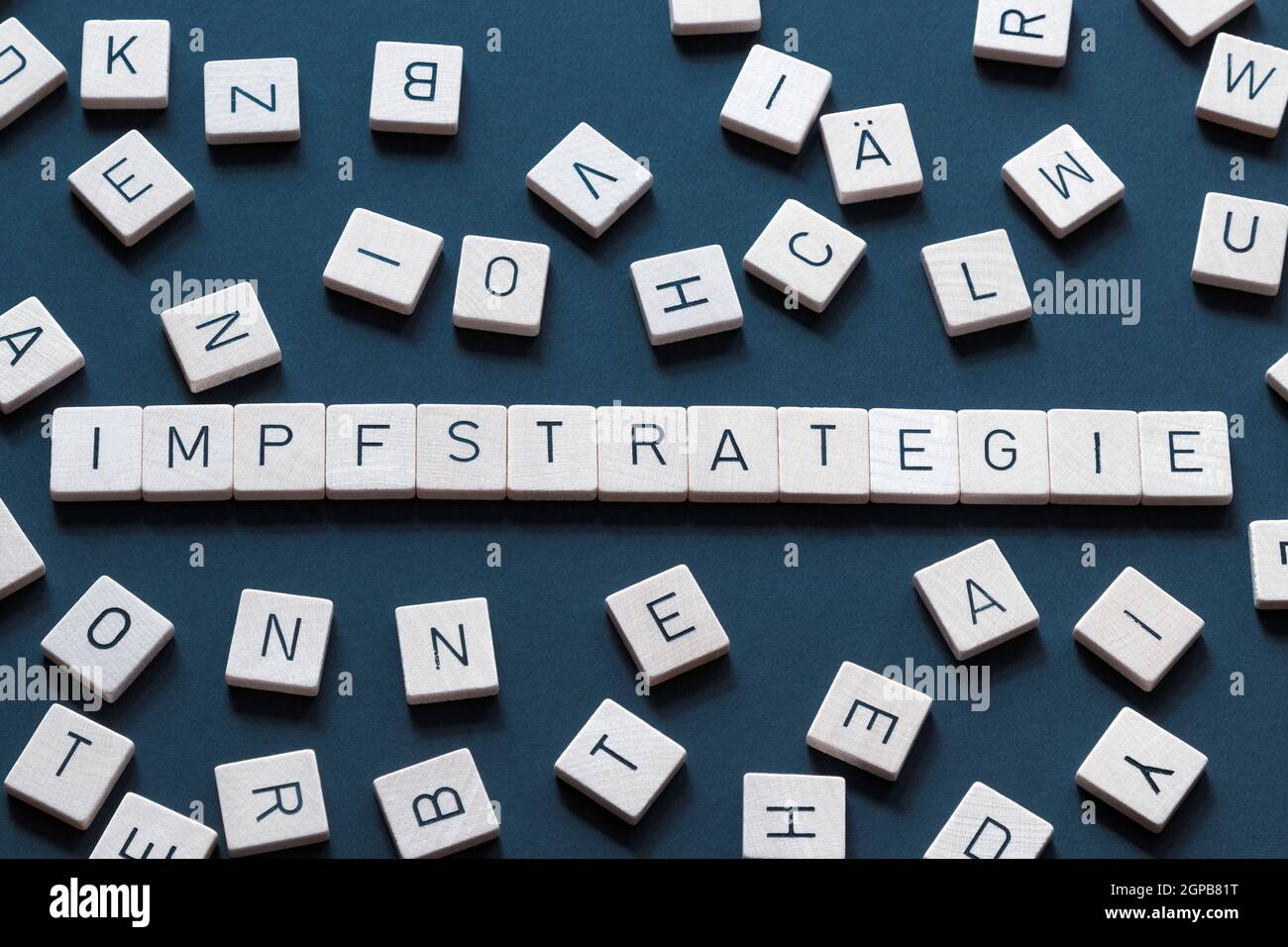 Impfstrategie in der deutschen "Impfstrategie" steht das Wort für Organisation und reibungslosen Betrieb. Wort und Buchstaben auf blauem Hintergrund. Deutschland Stockfoto