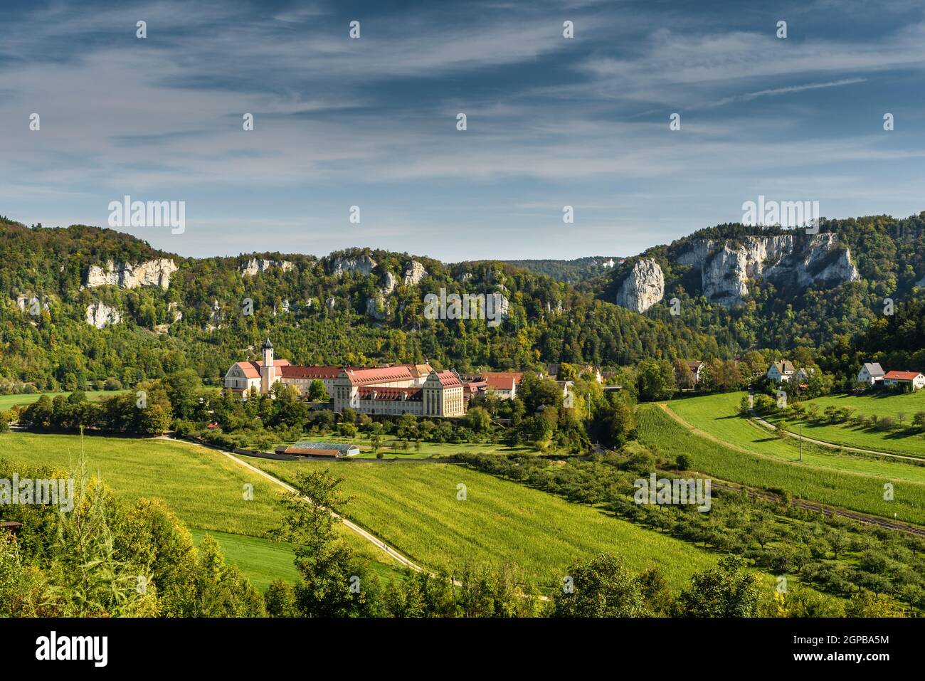 Oberes Donautal mit Kloster Beuron, Benediktinerabtei, Schwäbische Alb, Landkreis Sigmaringen, Baden-Württemberg, Deutschland Stockfoto