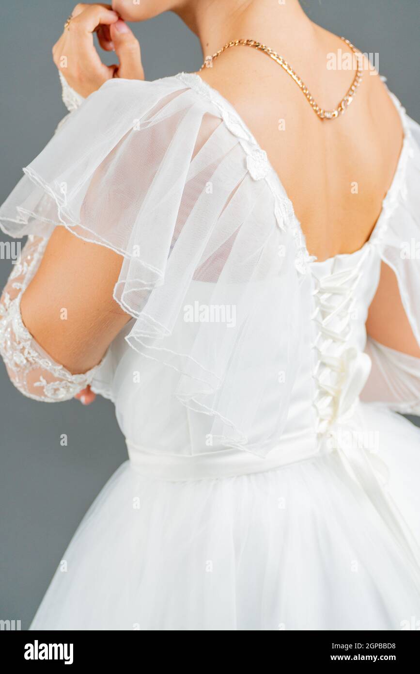 Vertikale Aufnahme einer Frau in einem weißen Hochzeitskleid Stockfoto