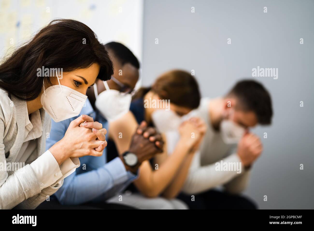 Bible Book Reading Diverse Gruppe Beten Im Gesicht Maske Stockfoto