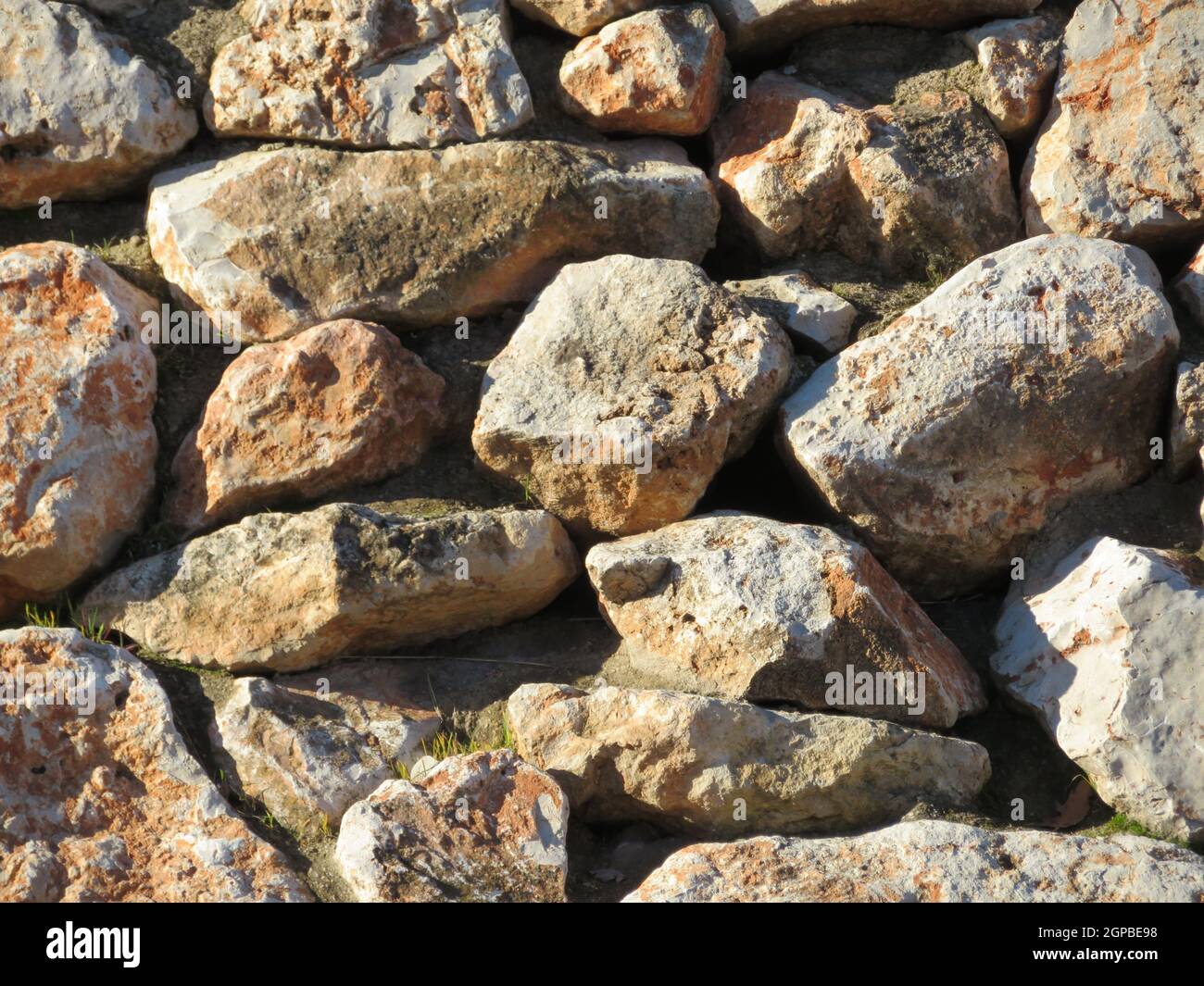 Schöne Wand aus großen runden losen Steinen Stockfoto