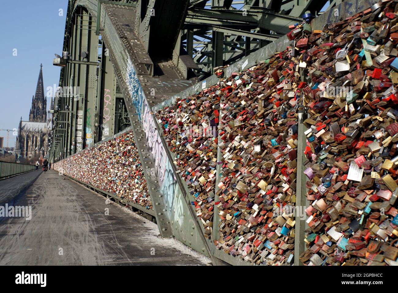 Touristenatraktion Liebessschlösser auf der Hohenzollernbrücke, fast Menschenleer während der Covid 19-Pandemie, Deutschland, Nordrhein-Westfalen, Kö Stockfoto