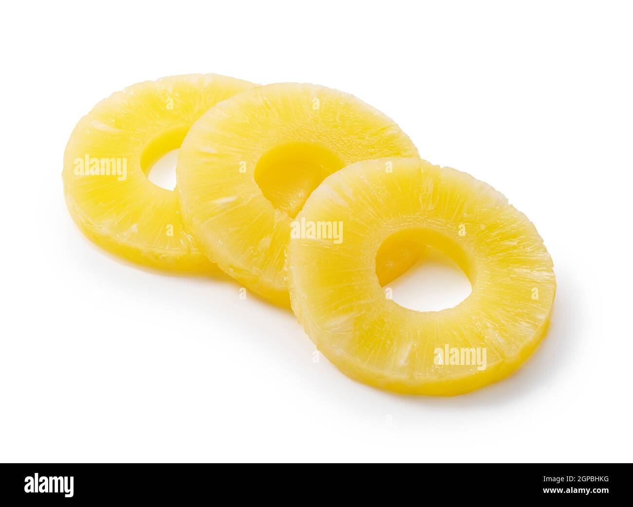 Ananasscheiben auf weißem Hintergrund. Inhalt einer Dose Ananas. Stockfoto