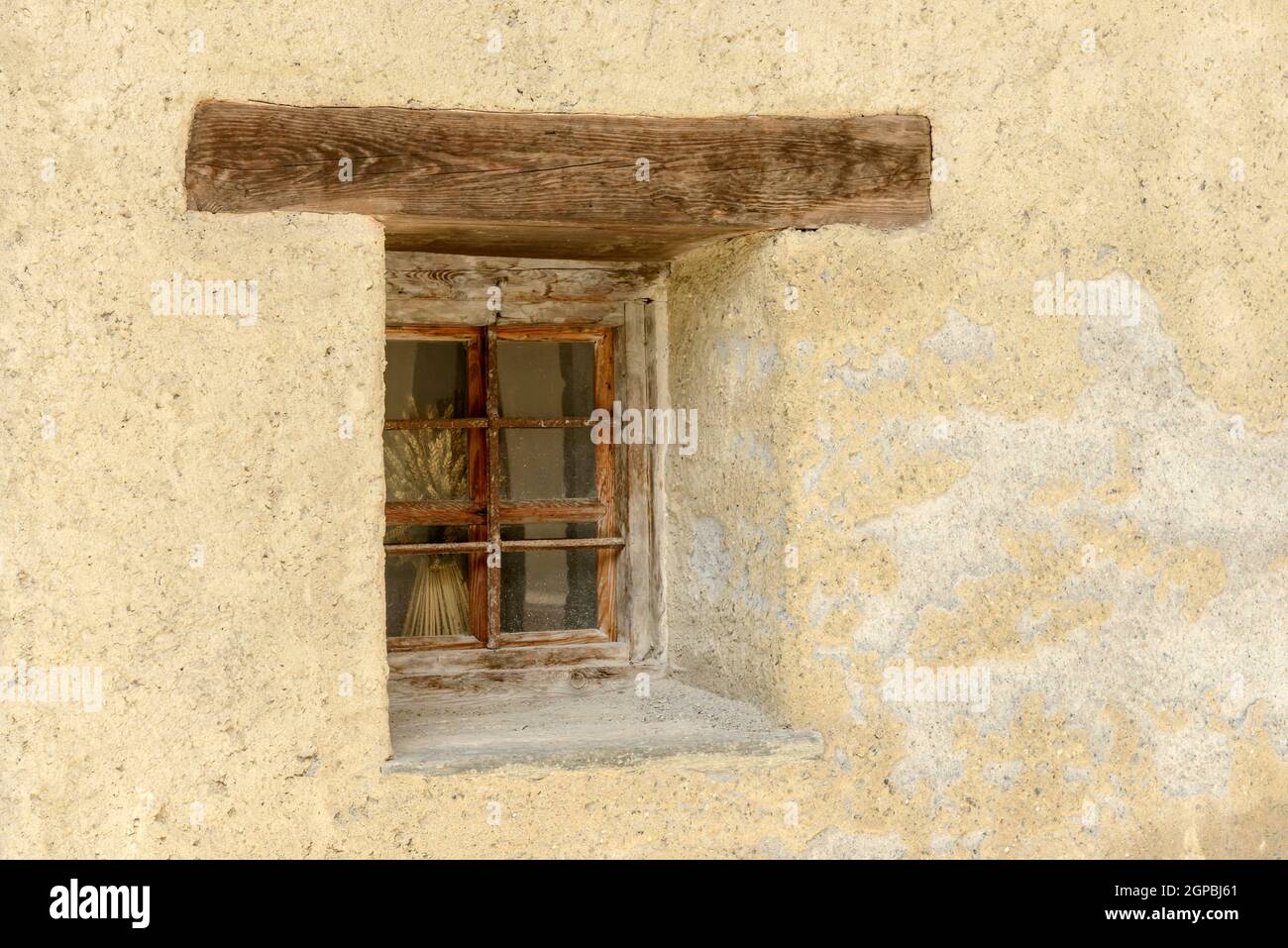 Detail der alten, traditionellen Haus kleine Fenster mit Holz- Sturz, Schuß an einem hellen Sommertag in Gressoney Saint Jean, Lys Valley, Aosta, Italien Stockfoto