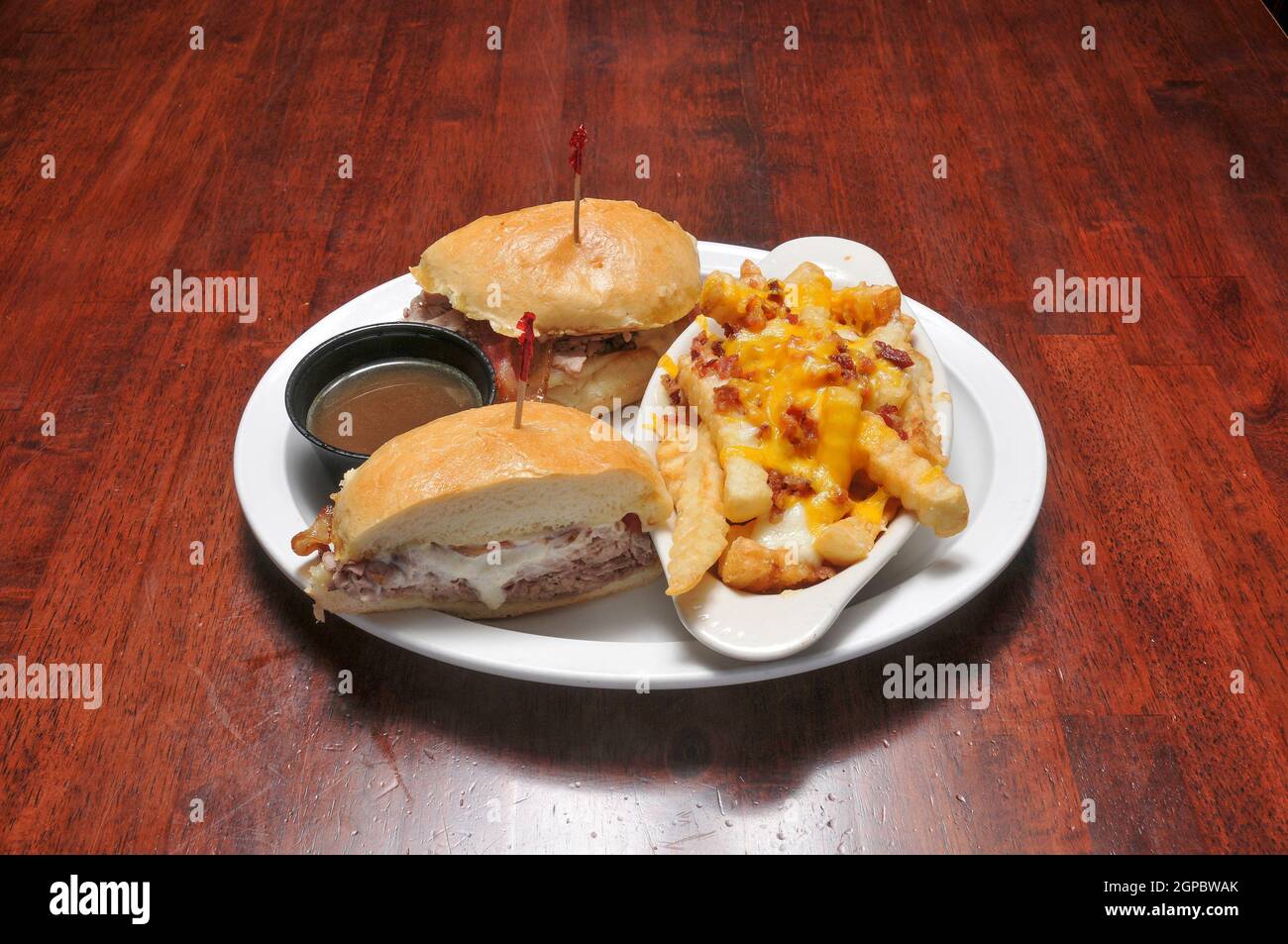 Köstliches amerikanisches Gericht, bekannt als Roastbeef und Speck Sandwich Stockfoto