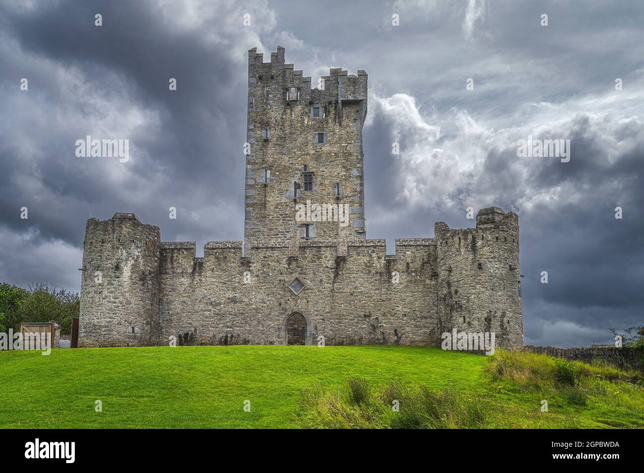 Vorderansicht auf alten Keep aus dem 15th. Jahrhundert, Ross Castle am Ufer des Lough Leane mit dramatischen Sturmwolken, Ring of Kerry, Killarney, Irland Stockfoto