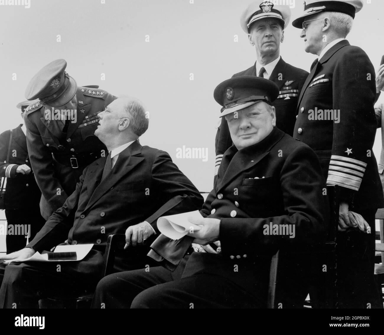 PLACENTIA BAY, NEUFUNDLAND, KANADA - 10. August 1941 - Atlantic Charter Conference, 10-12. August 1941.L bis R (stehend): General George C Marshall (le Stockfoto