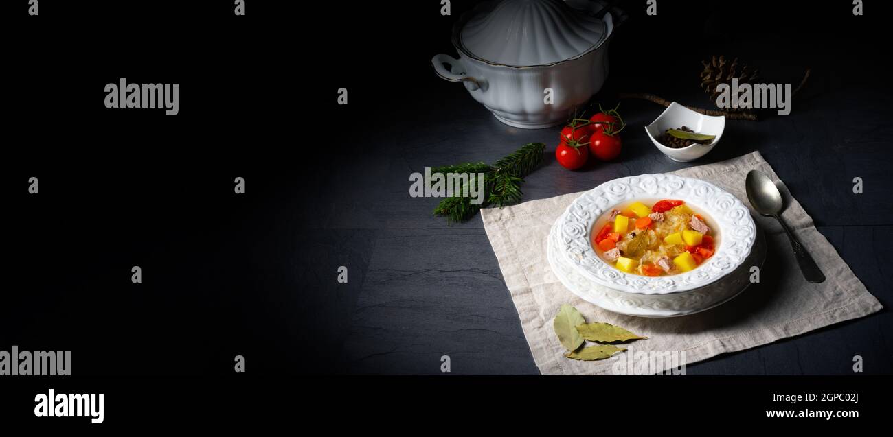 Kapusniak köstliche polnische Sauerkrautsuppe Stockfoto