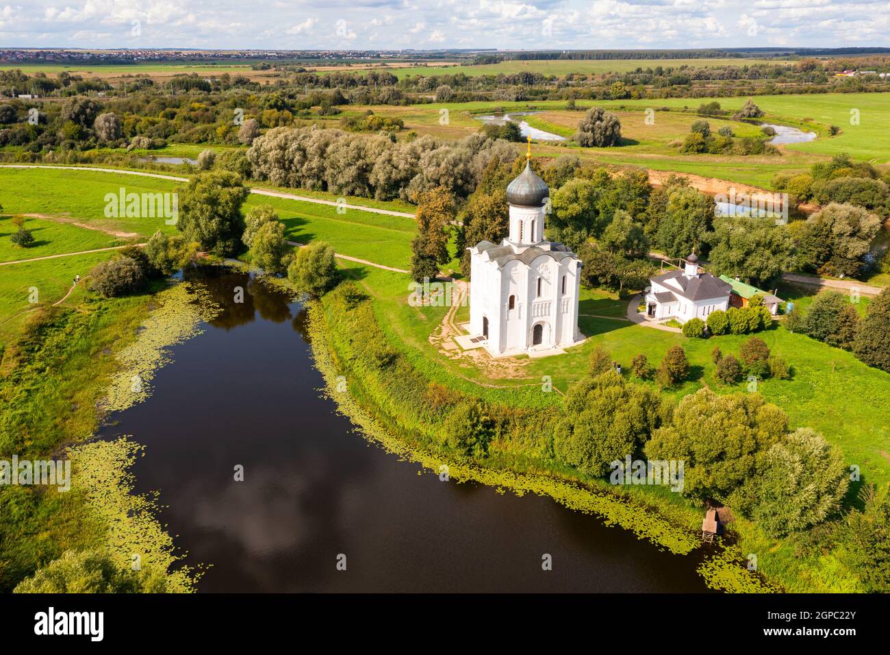 Drohnenansicht der alten Kirche der Fürbitte auf dem Nerl in der Region Vladimir Stockfoto