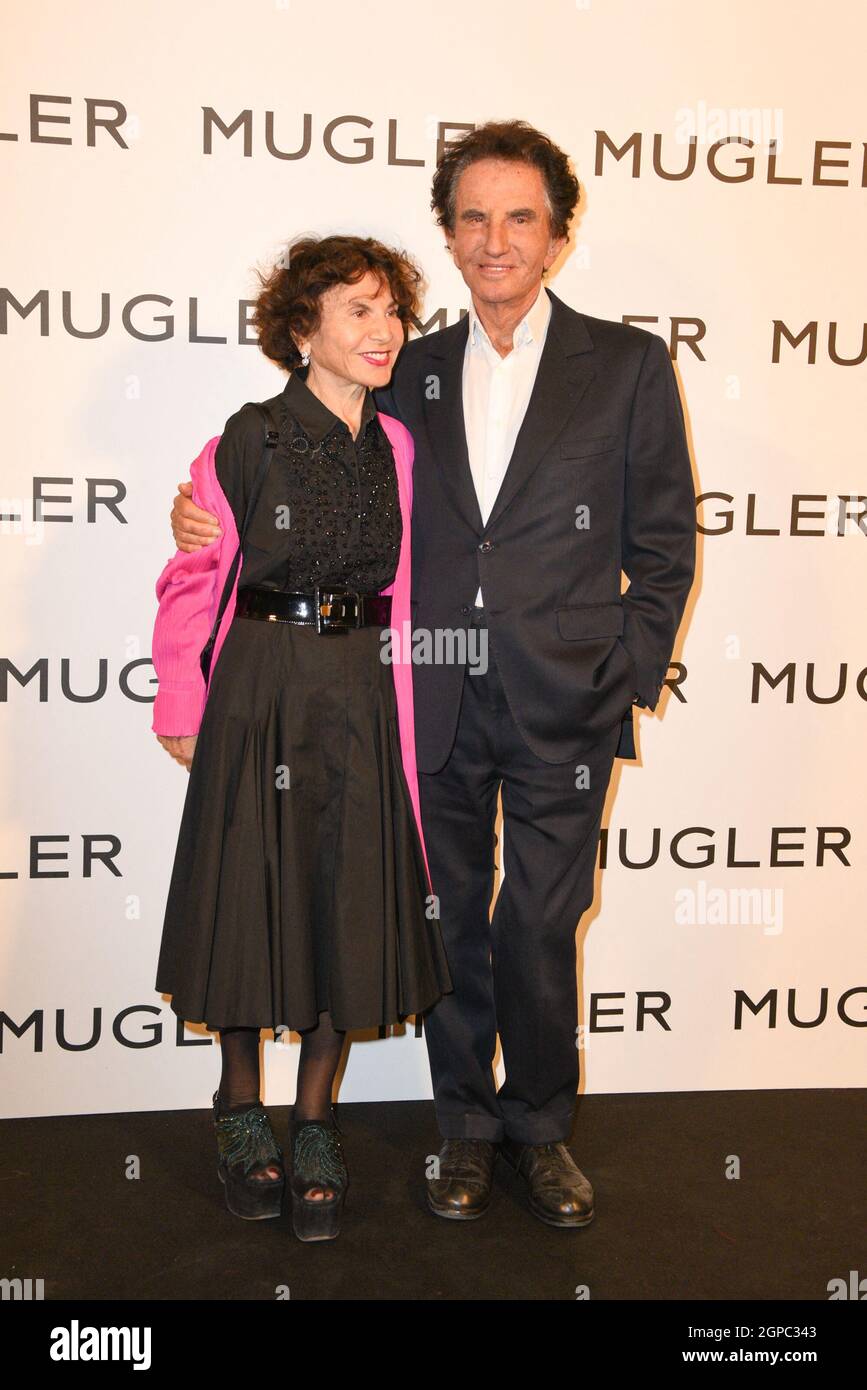 Jack lang und seine Frau Monique kommen bei der Eröffnungsfeier der Ausstellung „Thierry Mugler: Couturissime“ an, die am 28. September 2021 im Museum der Schönen Künste in Paris, Frankreich, stattfand. Foto von Mireille Ampilhac/ABACAPRESS.COM Stockfoto