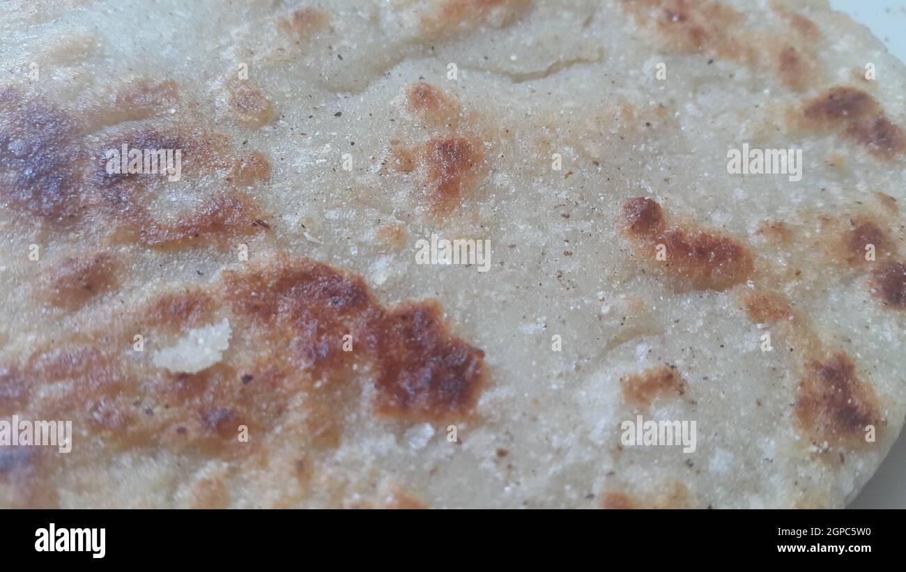 Nahaufnahme des traditionellen Brotes namens Jawar roti oder bhakri. Bhakri ist ein rundes, flaches ungesäuertes Brot, das oft in der Küche vieler asiatischer Coun verwendet wird Stockfoto