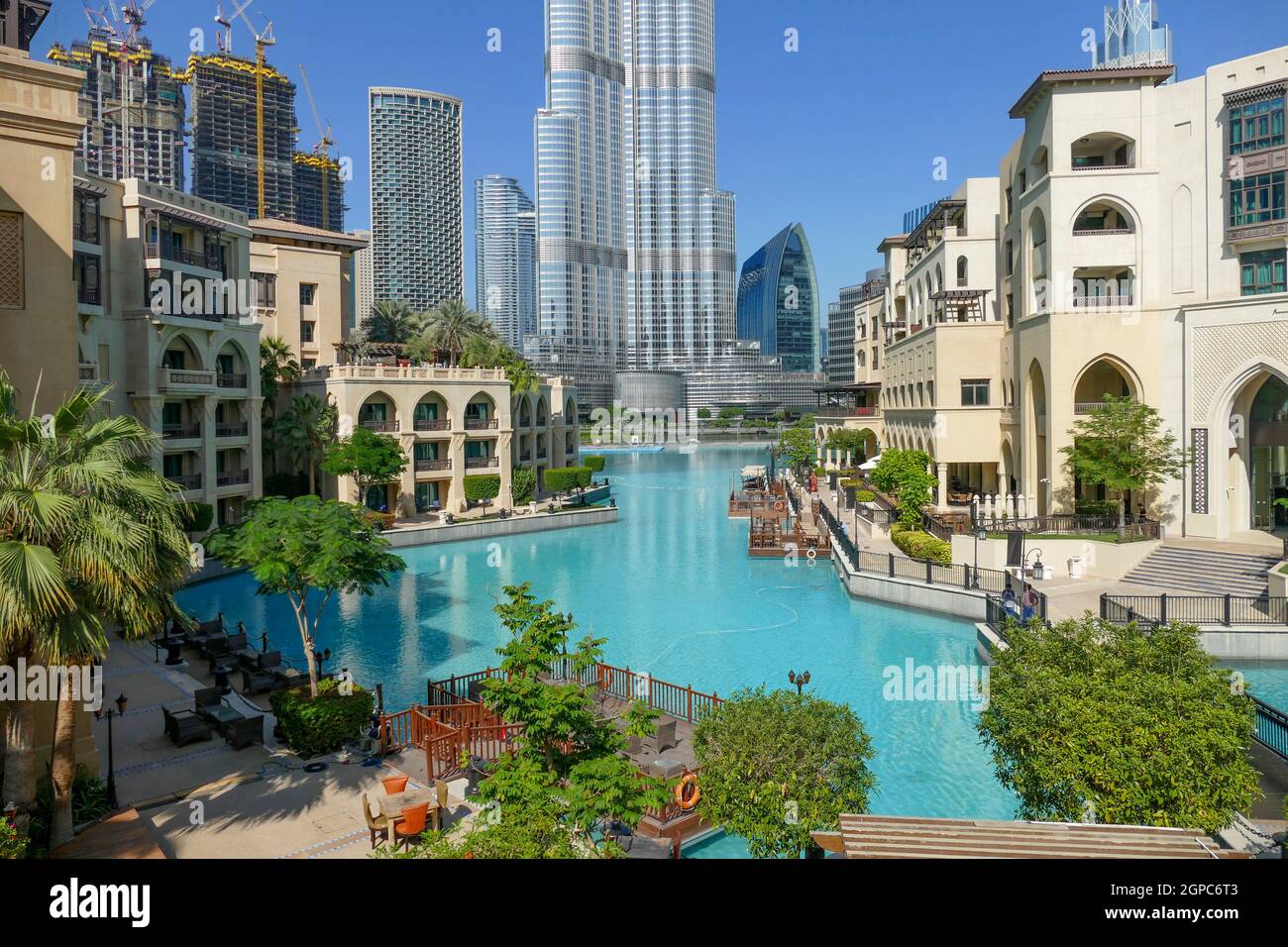 Landschaft mit Burj Khalifa Gebäude rund um den Burj Khalifa Park in Dubai, der bevölkerungsreichsten Stadt in den Vereinigten Arabischen Emiraten Stockfoto