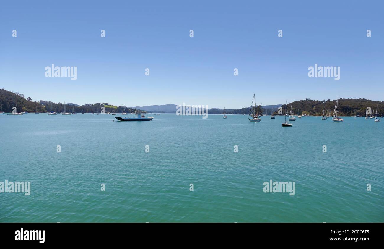 Sonnige Landschaft an der Bay of Islands, einem Gebiet an der Ostküste des Far North District der Nordinsel Neuseelands Stockfoto