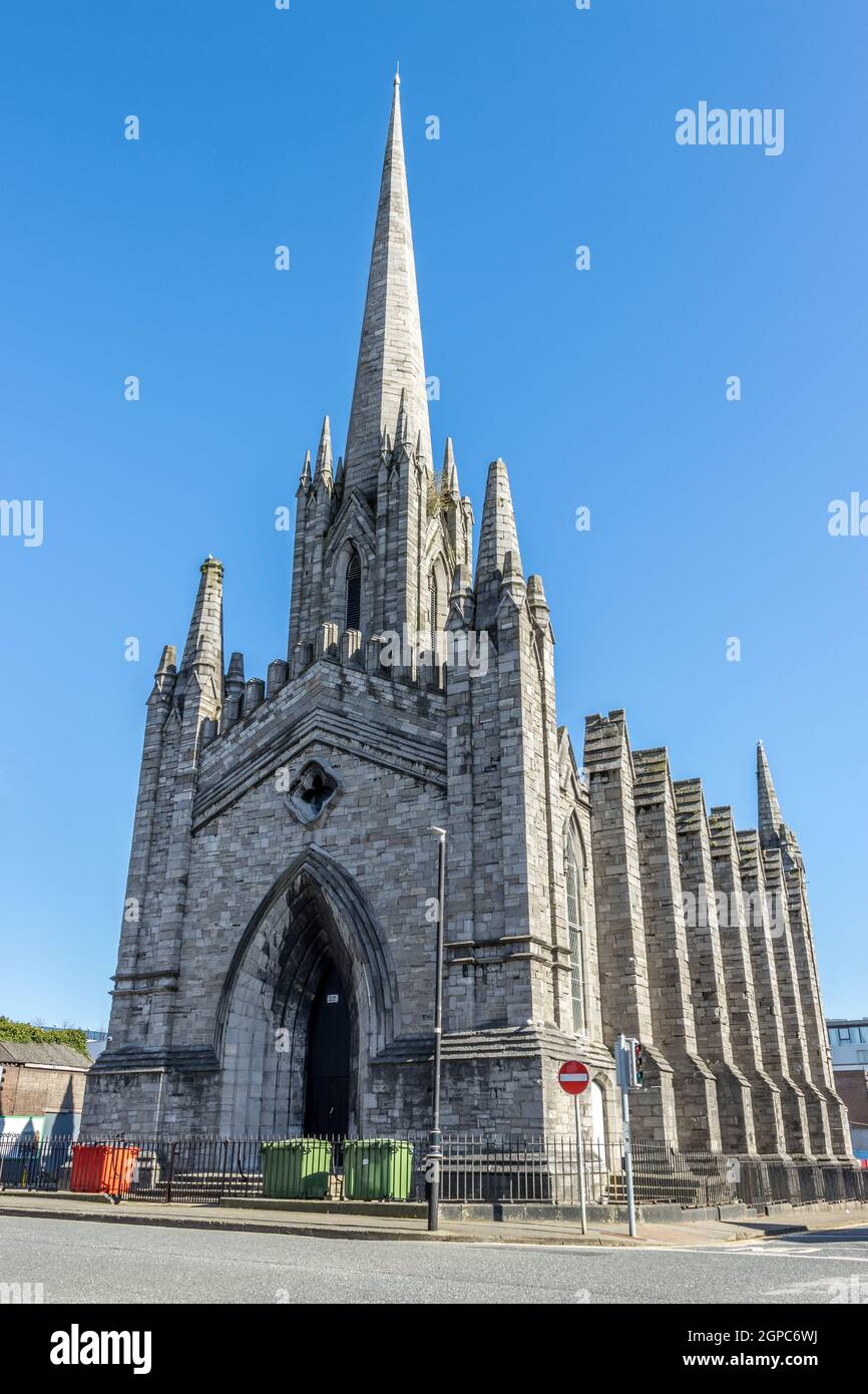 DUBLIN, IRLAND - 17. Mai 2021: Irland, Dublin, eine Fassadenansicht der St. Mary's Chapel of Ease unter dem blauen Himmel Stockfoto DUBLIN, IRLAND - 17. Mai 2021: Irland, Dublin, eine Fassadenansicht der St. Mary's Chapel of Ease unter dem blauen Himmel Stockfoto
