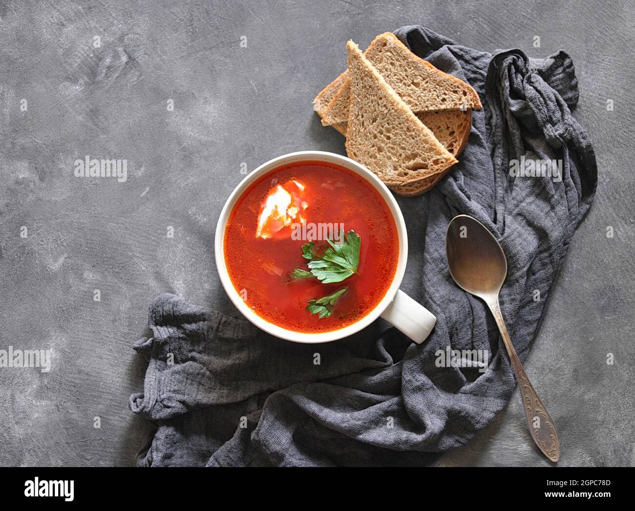 Traditionelle ukrainische russische Borscht . Schüssel rote ...